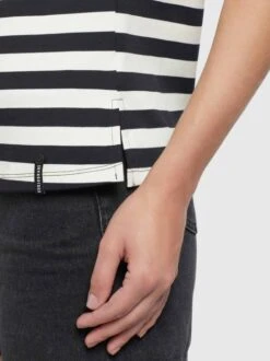 Khujo Damen T-Shirt - LHADSE STRIPES 5 Khujo Damen T-Shirt - LHADSE STRIPES -Deutschland Khujo Verkaufs-Shop Damen T Shirt LHADSE STRIPES pdstandard 624973 0001 modeldetail 1