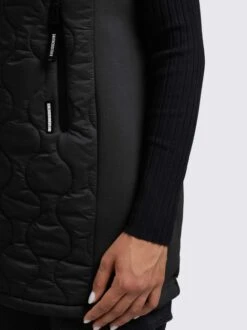 Khujo Damen Weste - MALIN 6 Khujo Damen Weste - MALIN -Deutschland Khujo Verkaufs-Shop Damen Weste MALIN pdstandard 656961 0001 modeldetail 2