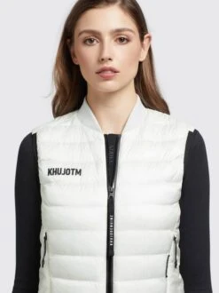 Khujo Damen Weste - STACY SHINY 5 Khujo Damen Weste - STACY SHINY -Deutschland Khujo Verkaufs-Shop Damen Weste STACY SHINY pdstandard 656972 0001 modeldetail 1