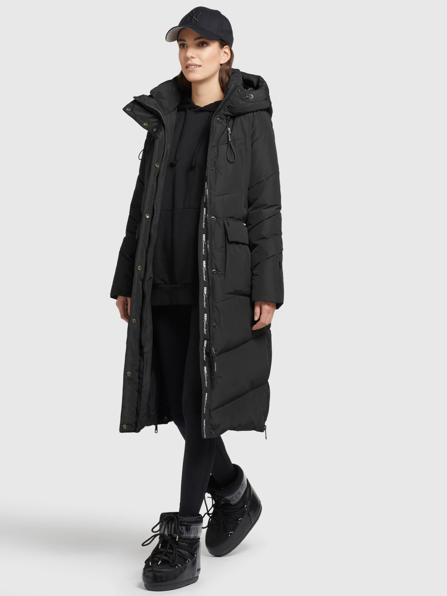 Mantel ELVITA in Schwarz Khujo Mantel ELVITA In Schwarz -Deutschland Khujo Verkaufs-Shop khujo mantel elvita in schwarz 5 scaled