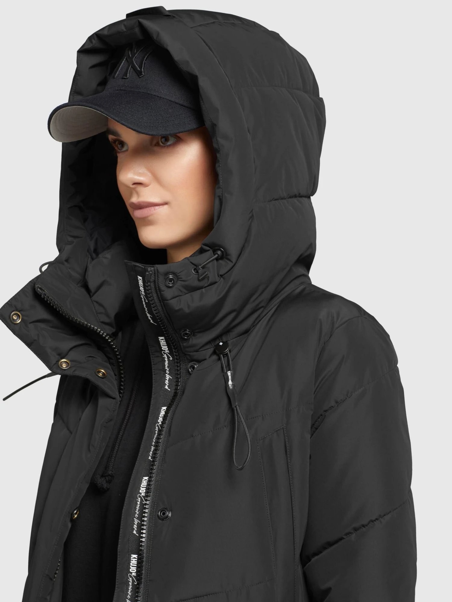 Mantel ELVITA in Schwarz Khujo Mantel ELVITA In Schwarz -Deutschland Khujo Verkaufs-Shop khujo mantel elvita in schwarz 6 scaled