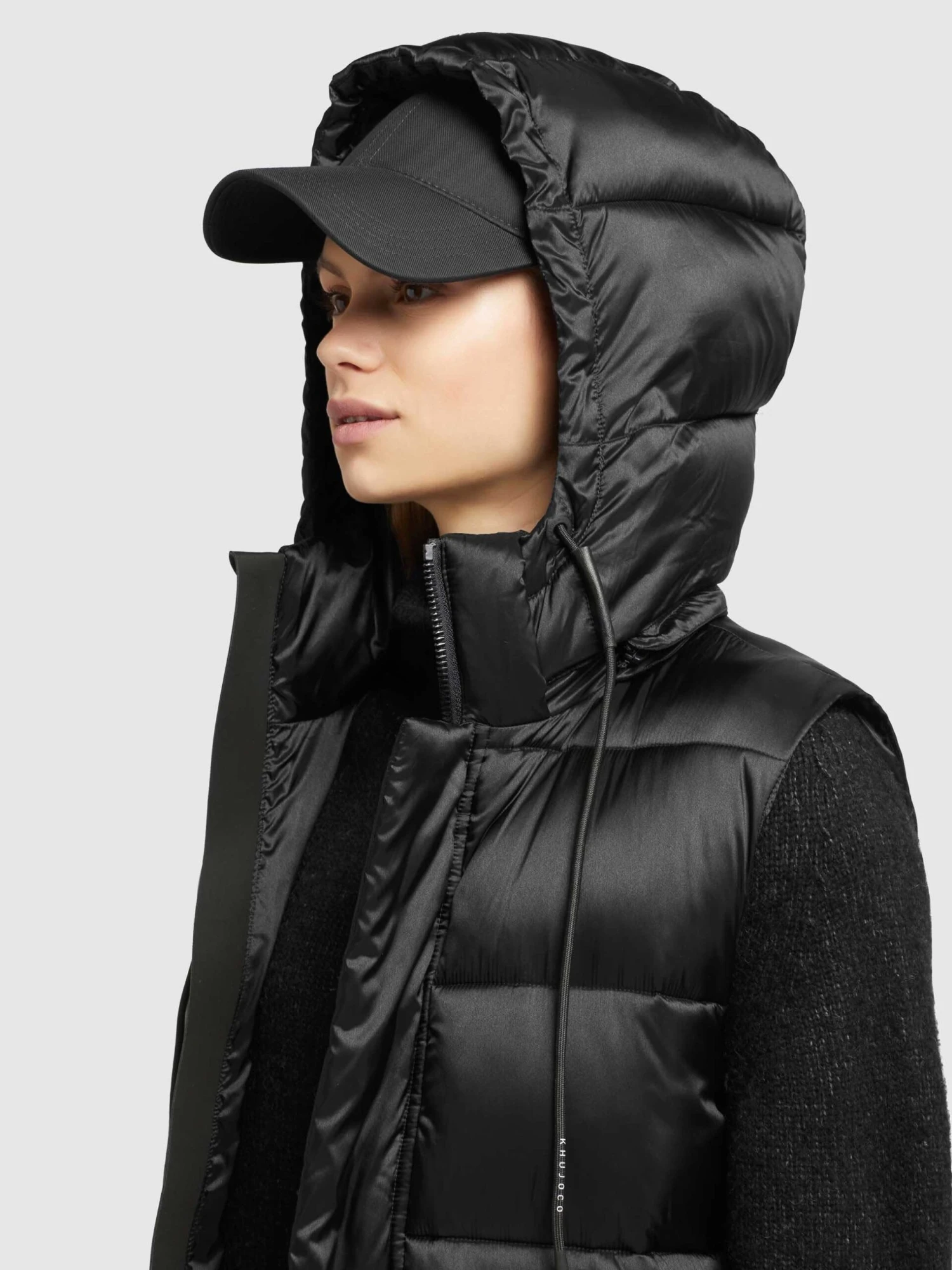 Weste TOURIN SATIN in Schwarz Khujo Weste TOURIN SATIN In Schwarz -Deutschland Khujo Verkaufs-Shop khujo weste tourin satin in schwarz 6 scaled